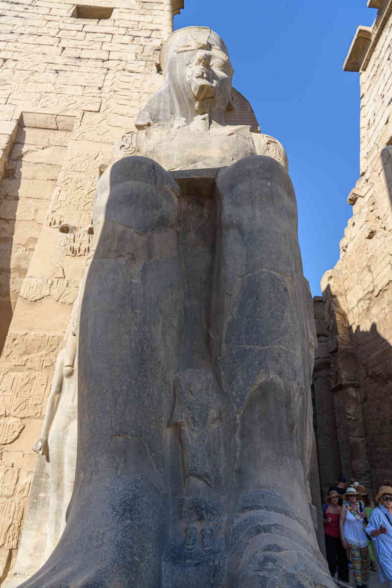 Egipto 091 - Luxor - Templo de Luxor - estatua de Ramsés II.jpg